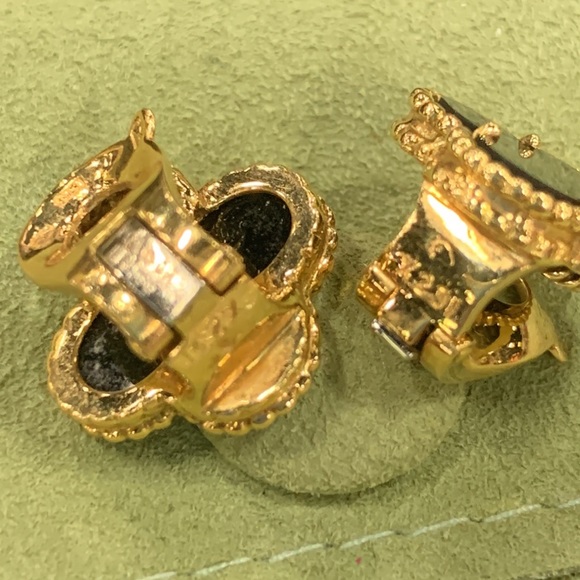 Van Cleef Vintage Alhambra Onyx and 18k yellow gold Clip on 1960’s Earrings. - Picture 5 of 5